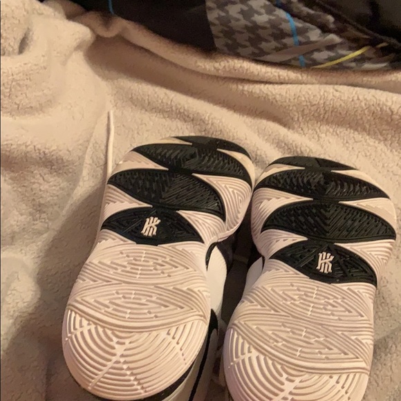 Men’s 8.5 kyrie tray 5 - Picture 2 of 9